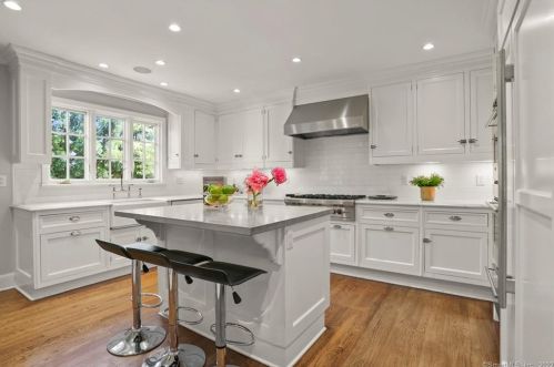 7 Deer Ln, Greenwich CT 06830-3802 exterior