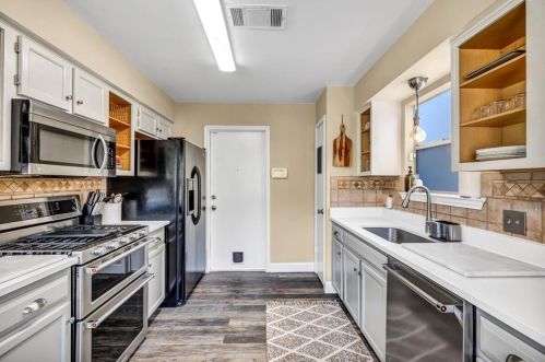 8600 Bisbee Ct, Austin TX 78745-8060 exterior