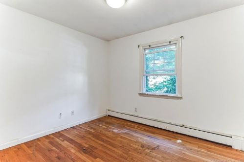 11 Erin Ct, Norwalk CT 06854-3303 exterior