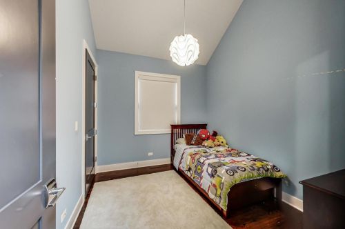 3831 Ravenswood Ave, Chicago IL 60613-2419 exterior