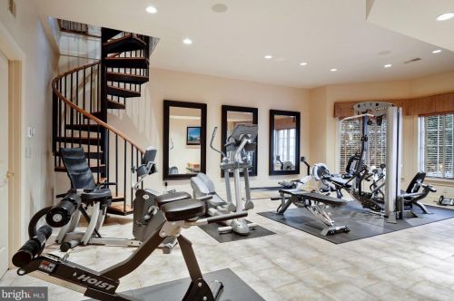 896 Alvermar Rdg Dr, Mc Lean VA 22102-1439 exterior