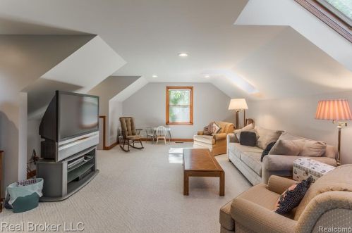 1300 Grandview Dr, Rochester MI 48306-4038 exterior