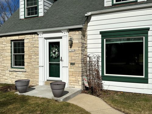 11418 Wisconsin Ave, Milwaukee, WI 53226-3736