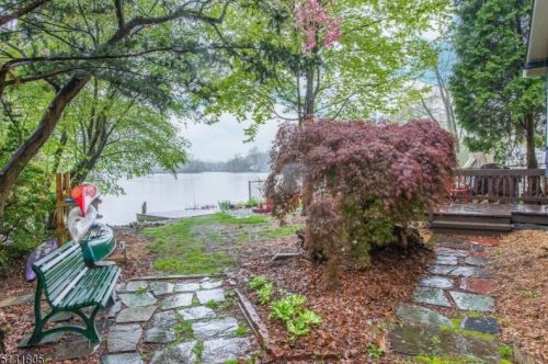 86 Lakewood Dr, Parsippany NJ 07834-2819 exterior