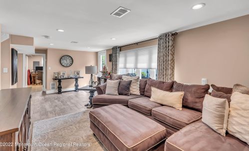 35 Arno St, Oakhurst NJ 07755-1002 exterior