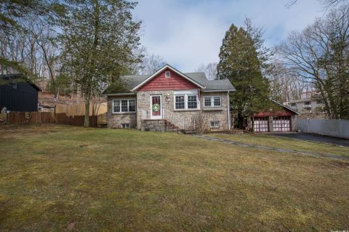 37 Chateau Dr, Huntington Station NY 11747-4131 exterior