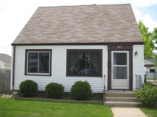 3853 20th St, Milwaukee, WI 53221-1557
