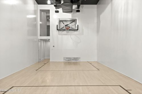 32 Meadowcroft Ln, Greenwich CT 06830-3823 exterior