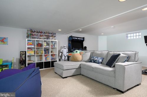 747 Bobwhite Ln, Huntingdon Valley PA 19006-2117 exterior