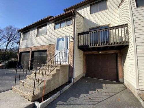 122 Oak Forest Dr, Manchester, CT 06042-1970