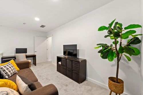 1278 Eames Grn, Atlanta GA 30318-4193 exterior