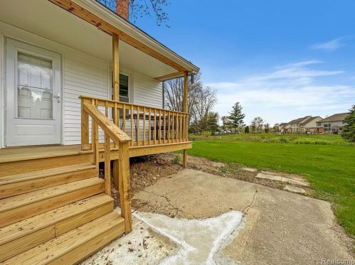 19433 22 Mile Rd, Macomb Township MI 48044-1706 exterior