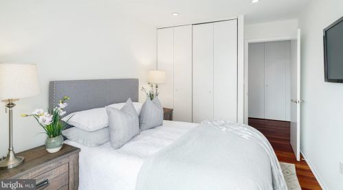 2027 Chancellor St, Philadelphia PA 19103-5604 exterior