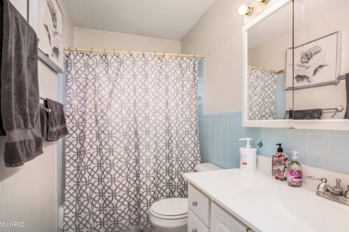 8696 Mdw Ln, Berrien Springs MI 49103-1426 exterior