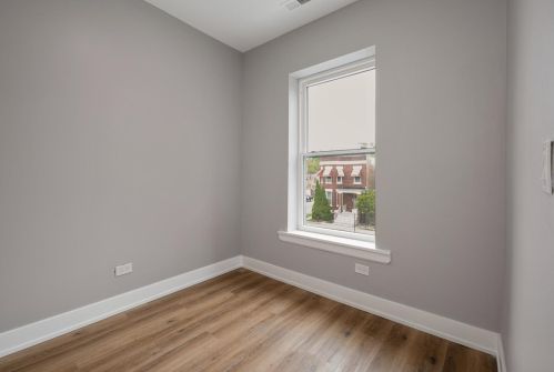 6804 Champlain Ave, Chicago IL 60637-4115 exterior