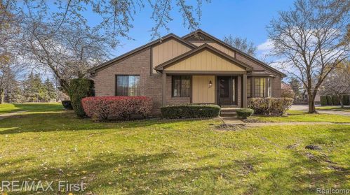 179 Meadow Lane Cir, Rochester, MI 48307-3074