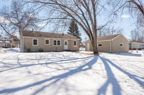 1233 Vly St, Chaska MN 55318-2425 exterior