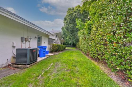 625 Anchor Rode Dr, Naples FL 34103-2718 exterior