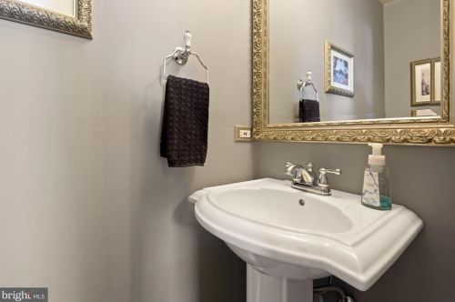 212 E St, Washington DC  20002-4923 exterior