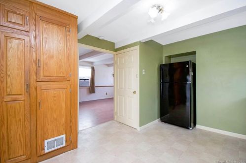 18 Grv St, Enfield CT 06082-4755 exterior