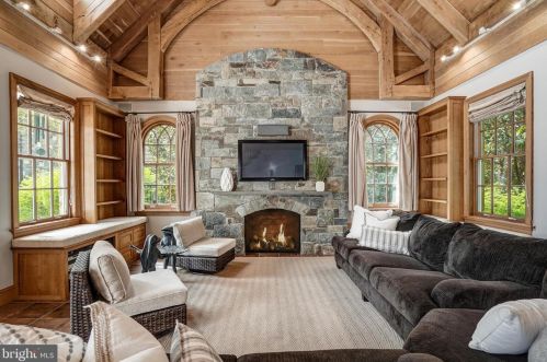 8503 Country Club Dr, Bethesda MD 20817-4579 exterior