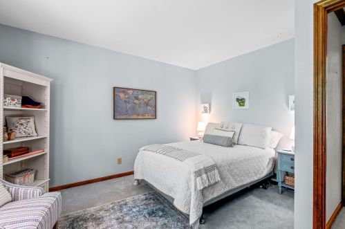 6440 Santa Monica Blvd, Milwaukee WI  53217-4249 exterior