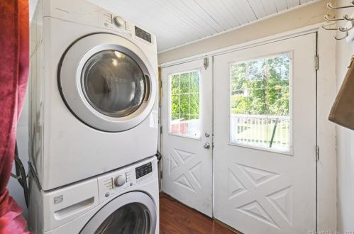 43 St, Windsor Locks CT 06096-1357 exterior