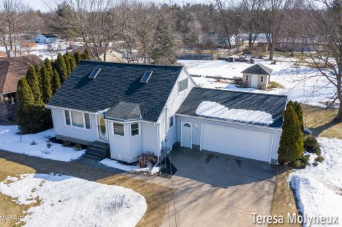 4085 Nicholl Ave, Meskegon MI 49444-3633 exterior