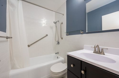 1550 Lake Shore Dr, Chicago IL  60610-1675 exterior