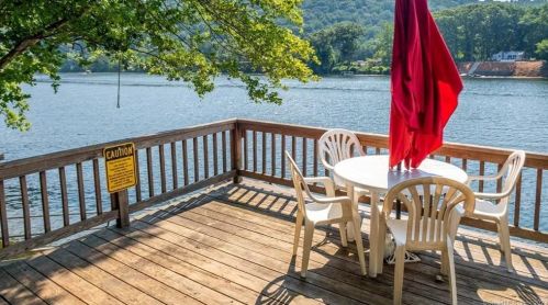 236 Roosevelt Dr, Seymour CT 06483-2118 exterior