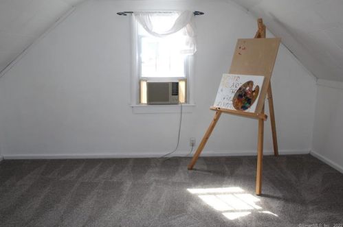 27 Ridgefield Rd, Enfield CT 06082-4744 exterior