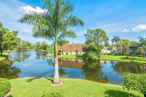 1890 Bald Eagle Dr, Naples, FL 34105-2968