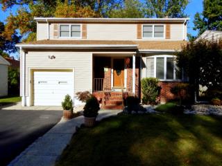 28 Elmwood Rd, Springfield, NJ 07081-2419
