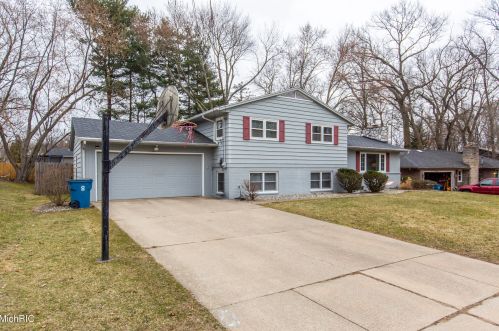 5231 Old Colony Rd, Kalamazoo MI 49008-3216 exterior