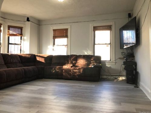 4028 Barnes Ave, Bronx NY 10466-4310 exterior