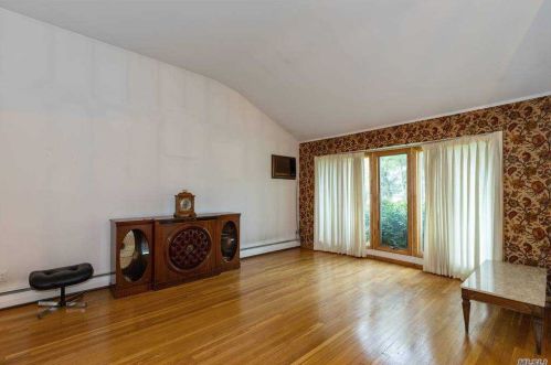 10 Glendale Dr, Huntington Station NY 11747-1237 exterior