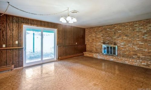 10 Melanie Ct, Valley Cottage NY 10989-1325 exterior