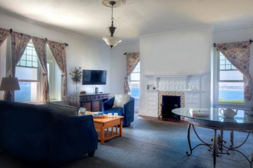 333 Tuckerman Ave, Middletown RI 02842-6049 exterior