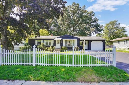 2 Tanglewood Ave, Enfield, CT 06082-2622