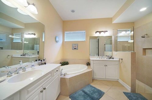 6084 Dogleg Dr, Naples FL 34113-1693 exterior