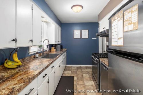 3800 Perry Ave, Wyoming MI 49519-3652 exterior