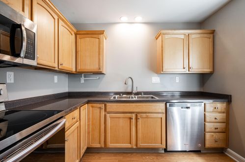 161 Glenview Ave, Milwaukee, WI 53213-3315