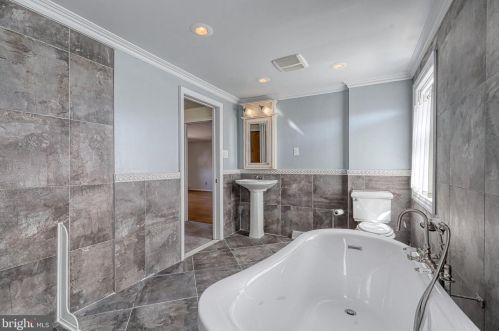 100 Acadia Dr, Riverton NJ 08077-3136 exterior