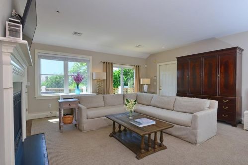 151 Allston Ave, Middletown RI 02842-5803 exterior