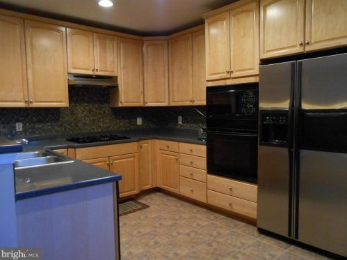 5596 Governors Pond Cir, Alexandria VA  22310-2349 exterior