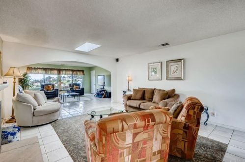 2706 Mesa Dr, Oceanside CA 92054-3717 exterior