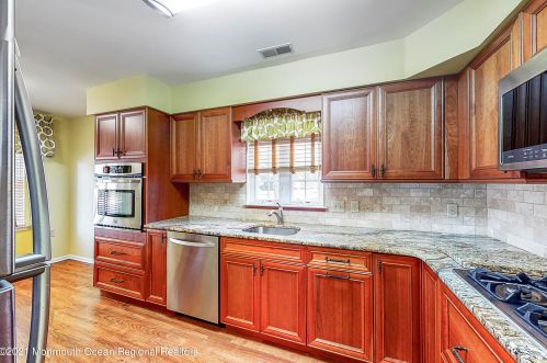 1 Grosunor Ct, Jackson Twp, NJ 08527-3973