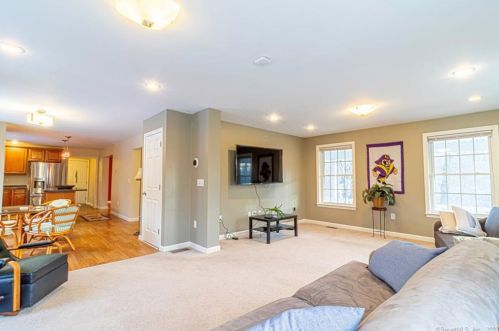 6 Cranberry Dr, Uncasville CT 06382-2006 exterior