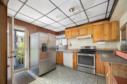 203 Sunnyside Ave, Woonsocket RI 02895-5103 exterior