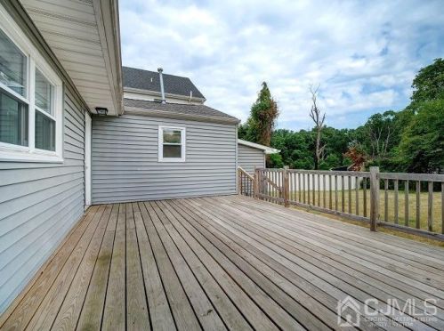 64 Glendale Ave, Edison NJ 08817-5266 exterior